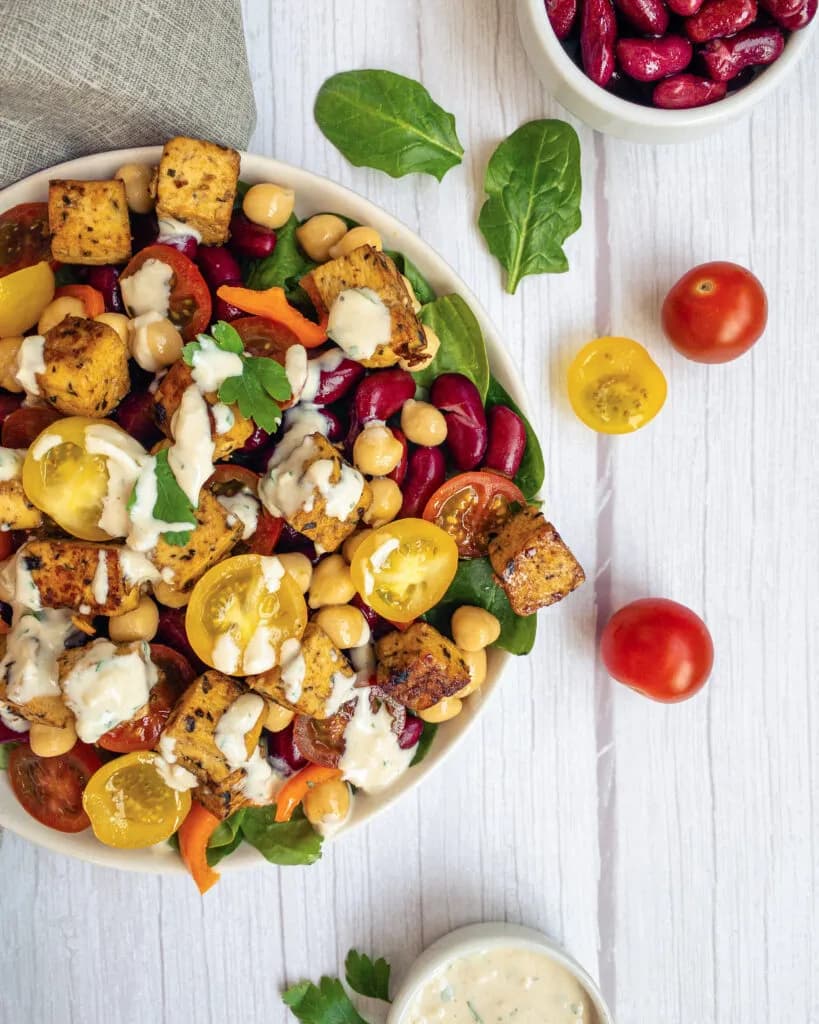 salata cu tofu si fasole rosie